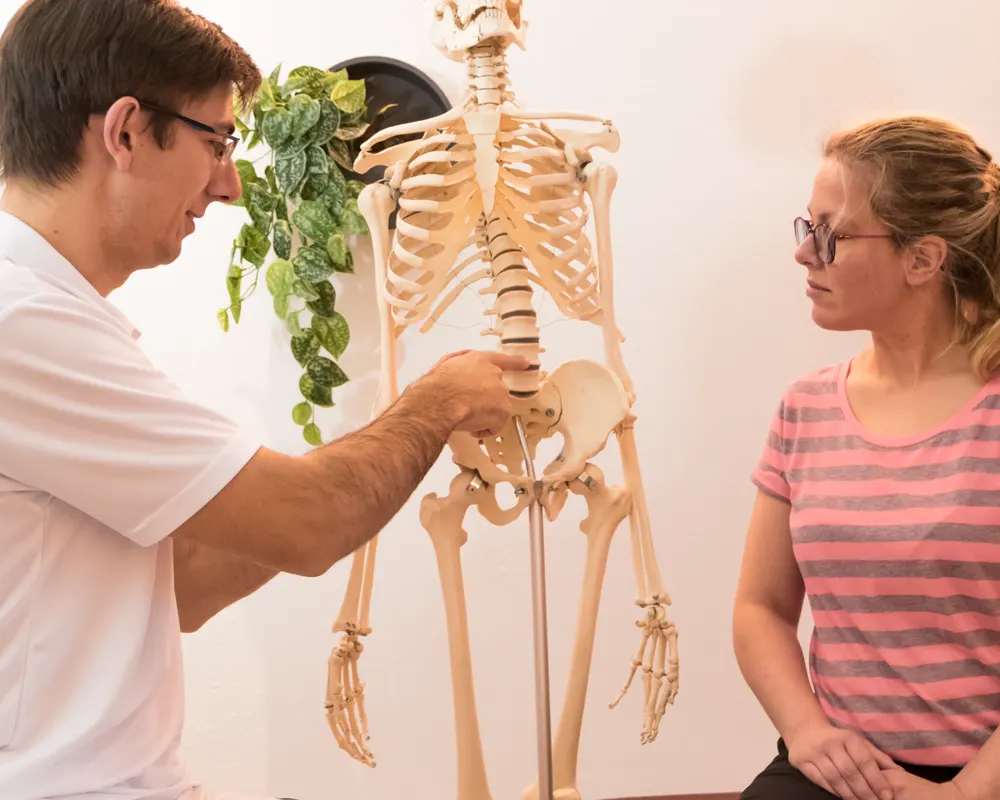 Patient bekommt Erklärung über die Ursache seiner Beschwerden.
